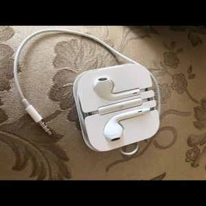 1 Set of Apple EarPods with 3.5mm Headphone Plug